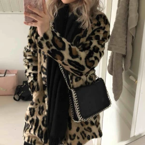  - Snygg handväska i fake skinn! 