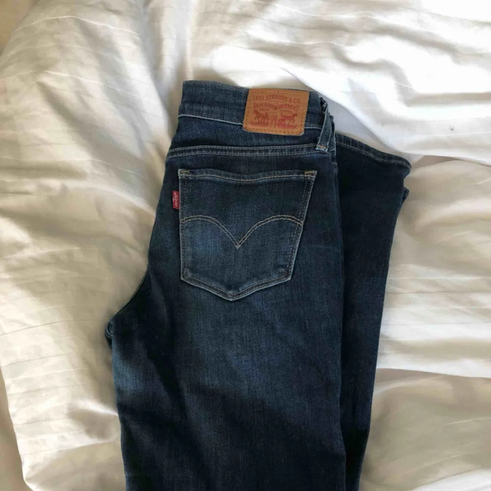 Jätte sköna Levis byxor men dom kommer inte till användning längre. Köpte för 1200kr. Passar 26-28 Frakt ingår ej . Jeans & Byxor.