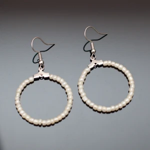  - Fina silverfärgade örhängen med pärlor. Krokarna ska vara nickelfria enligt leverantör. Fri frakt vid köp över 100:-.