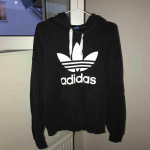 Svart Adidas hoodie, Storlek 38, använd, nypris 700kr, köparen står för frakt