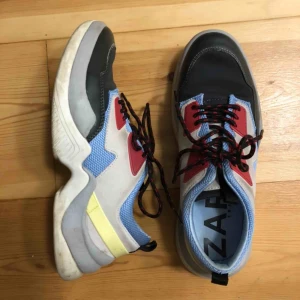  - Chunky sneakers från Zara. Strl 40 Bra skick, sparsamt använda. Möts upp i Stockholm eller fraktar