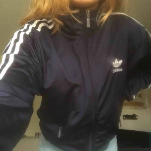  - Såå cool, marinblå och oversized adidas tjocktröja med krage. Köpt på humana, använd 2 gånger och superfint skick! Möts i slussen eller så tillkommer frakt:)