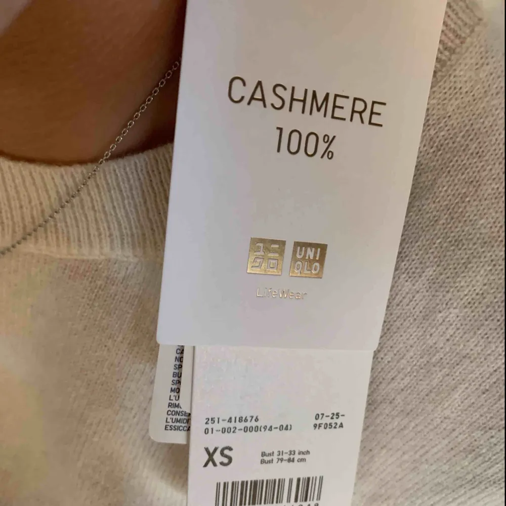 Ny cashmere tröja från uniqlo. 100% cashmere. Köpt för 999kr. Tröjor & Koftor.