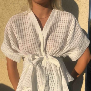  - Väldigt fint skick, banden går att knyta både fram och bak! Frakt ingår.