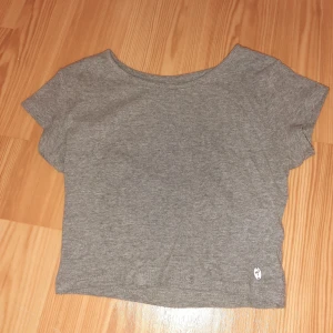  - Väldigt fin och basic cropped top, aldrig använd så perfekt skick. Väldigt stretchig.