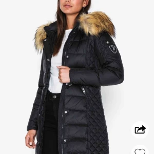  - Lång rock and blue jacka från bubbleroom stl 36 köpt 2018. Lite skadad på pälsen dock inget som synd jätte mycket och som man tänker på. Kan gå ner i pris vid snabbt köp.