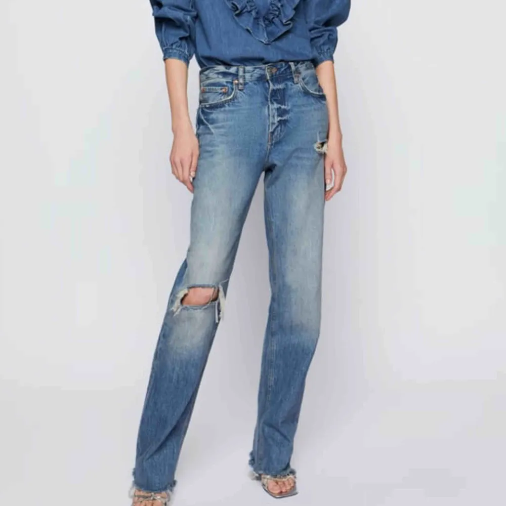Säljer dessa populära jeansen från Zara i storlek 38! Helt slutsåld på hemsidan! Byter även mot samma byxa fast i storlek 36!. Jeans & Byxor.