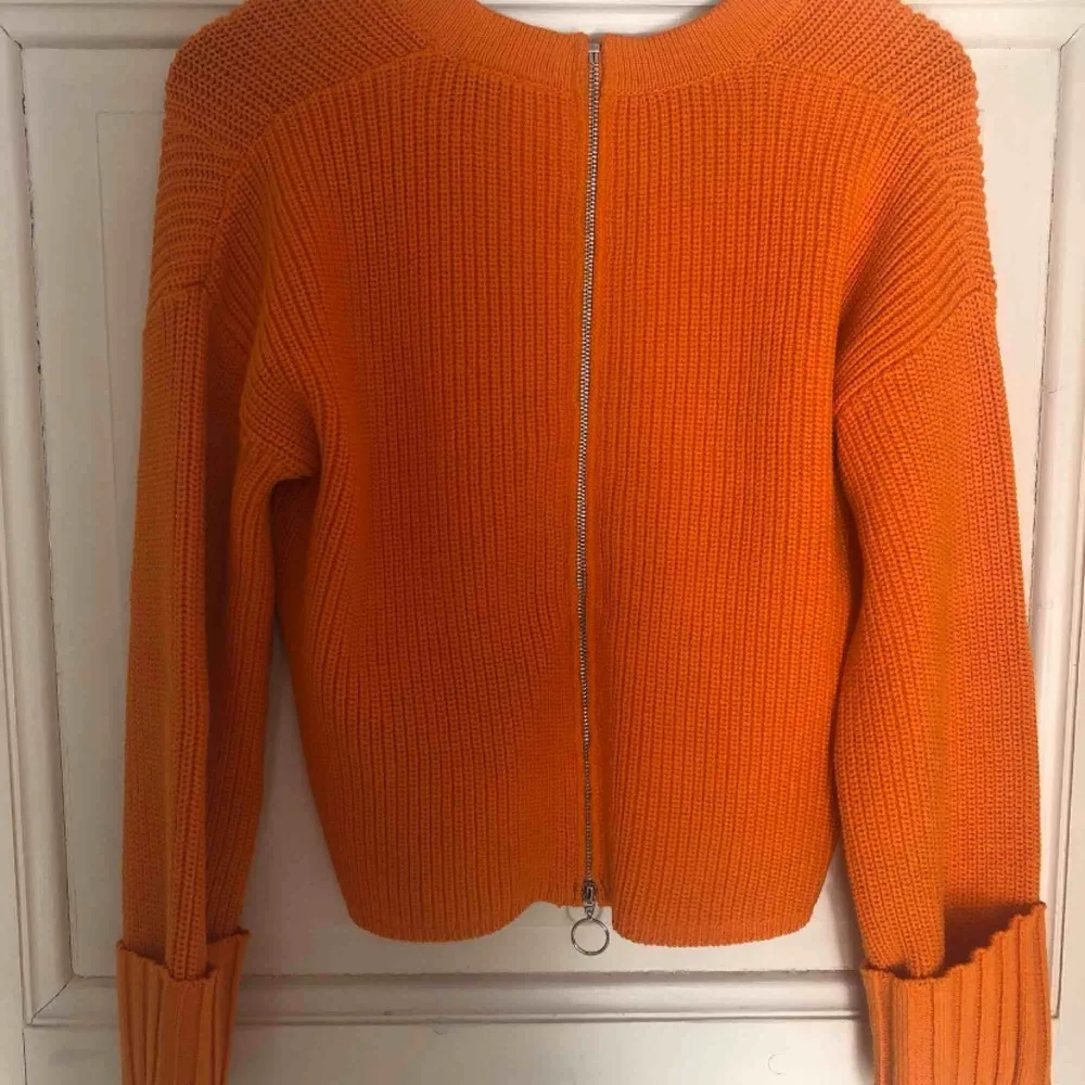 Fin orange stickad tröja från Lindex. Dragkedja i ryggen. Stl S.. Stickat.