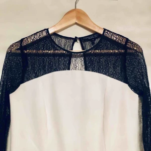  - Vit kort byxdress från Topshop. Använd som studentklänning en gång. Fint skick!  Stl XS-S