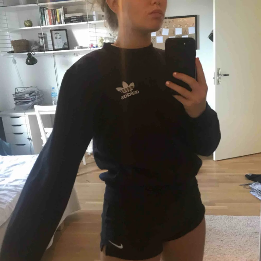 Mörkblå adidas sweatshirt🤩 i bra skick, skriv gärna om du har frågor💓. Hoodies.