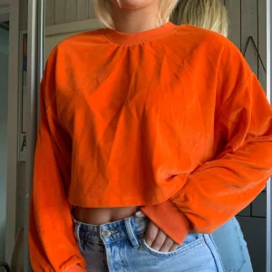  - En fin orange färg på en nästan oanvänd mjuk tröja! Jätte fint skick. 