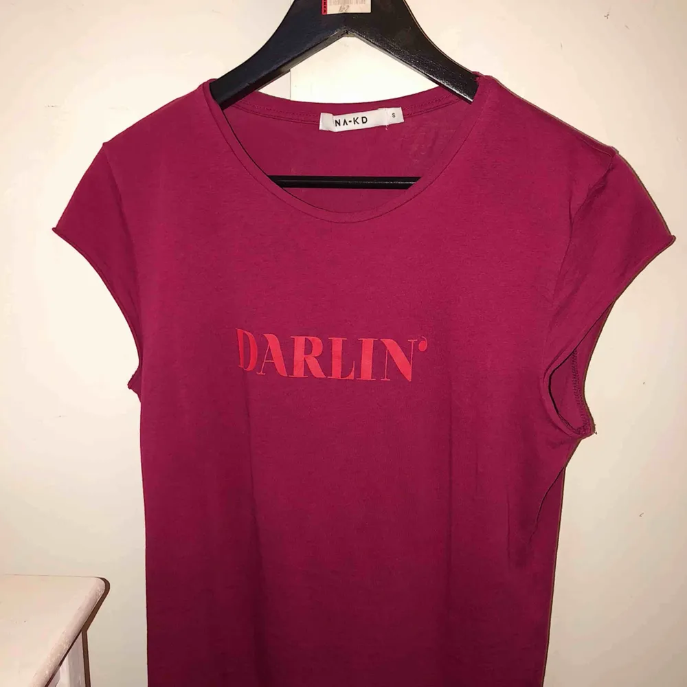DARLIN’ t-shirt från NAKD, näst intill aldrig använd. T-shirts.