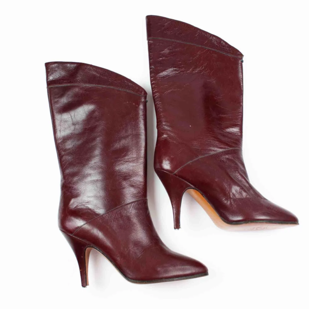 Vintage 80s real leather heeled boots in burgundy Few scratches and scuffs, some creasing, heel top pieces missing SIZE Label: 3, fit best 35-36 EUR Model: 165/36 shoes (good on her) Free shipping! Ask for the full description! No returns!. Skor.