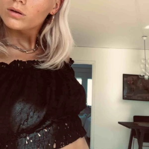  - Fin svart off-shoulder topp! Resårband som gör det möjligt att reglera hur man vill den ska sitta (lång/kort)