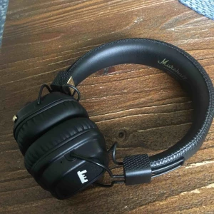  - Säljer mina Marshall major 2 hörlurar (bluetooth). Eftersom jag fick nya i födelsedagspresent. Nypris är 1200kr. Frakt tillkommer. Laddarsladd och auxkabel följer med. Skriv om du har frågor!