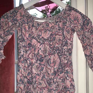  - en väldigt fin tröja från bershka som är använd några gånger som är fin på sommaren då msn kan dra ner den på axlarna. 