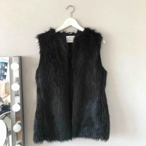  - Snygg svart fakepäls väst från Bershka, perfekt nu till hösten🙏🏽🌟  Har två fickor på framsidan, sparsamt använd