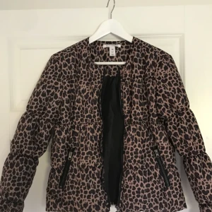  - Jacka i strl 36 från Nelly 🐆 100kr + frakt.  Använd 1 gång.