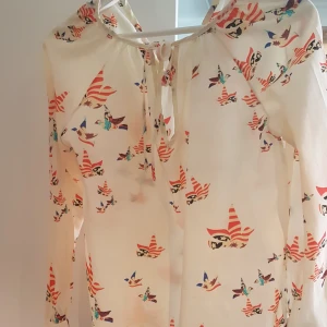  - Tröja som man knyter fram.  Syl m