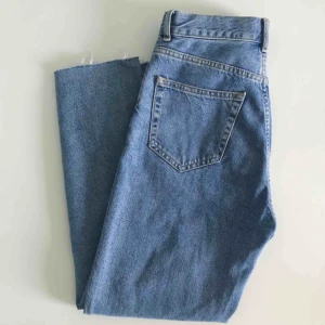  - Skitsnygga jeans i bra skick från secondhand humana med avklippta ben i storlek XS. Lite korta på mig som är 171 cm, använda endast 1 gång. Köparen står för fraktkostnader eller kan mötas upp i innestads Sthlm