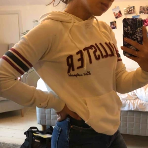  - Vit Hollister hoodie! Storlek S men passar som en tight M 🤗 I bra skick 