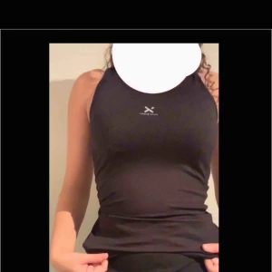  - Träningslinne, den är lite lång