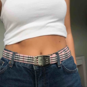  - Burberryskärp köpt från secondhand i London för 20£=200kr tror inte det är äkta 