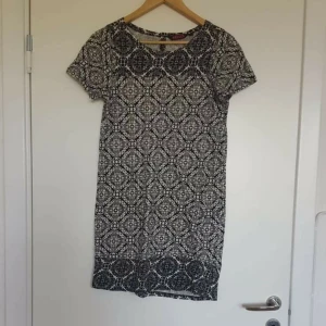  - Fin klänning från indiska 🌈 Kan skicka fler bilder vid intresse! Håller på att rensa inför en flytt, kommer att lägga upp massa kläder för ett billigt pris. Kan samfrakta och det går även bra att hämta det på söder i Stockholm där man kan fynda mer hemma hos mig! 🌟