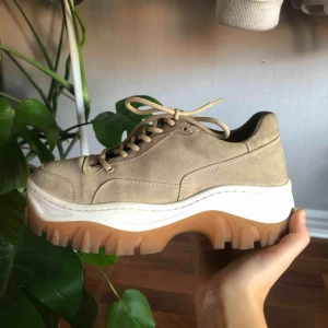  - Beiga BRONX med brun sula, sparsamt använda och i gott skick💛 nypris 1350kr, frakt ingår!!! (Ca 150kr) OBS pruta!!!