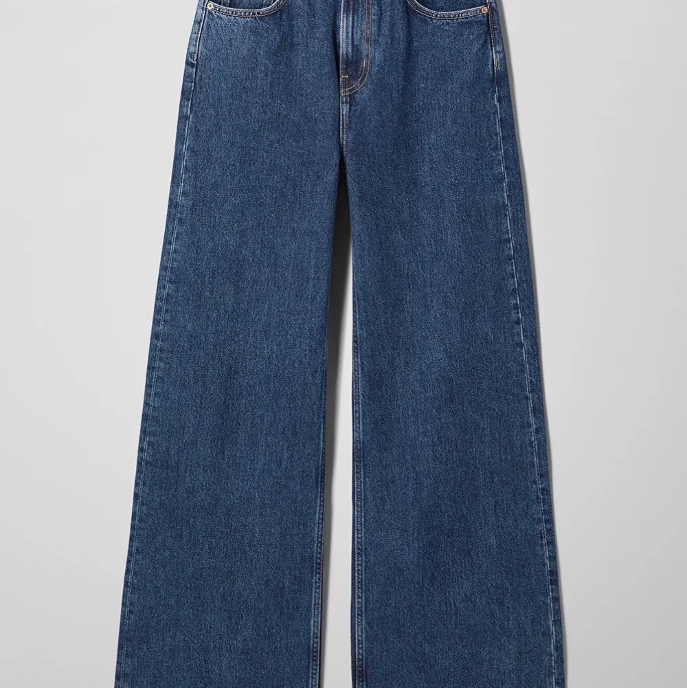 Wide leg jeans från weekday, Ohio Blue strl 26/30. Endast använda 2 ggr, endast tvättade 1 gång. Säljes pågrund av att jag inte får användning för dom. Frakt 59 kr.. Jeans & Byxor.