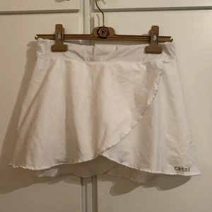 Vit Tenniskjol - Supertrendig Tenniskjol från Casall strl 36/ xs-s. Mycket hög efterfrågan så det gäller att vara snabb!🖤
