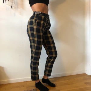 Pull&Bear Kostymbyxor - Skönt och lent material, knappt använda. Sitter bra i midjan och funkar snyggt med som utan skärp. Säljer för minst 150kr. Kan mötas upp i city eller på södermalm. 
