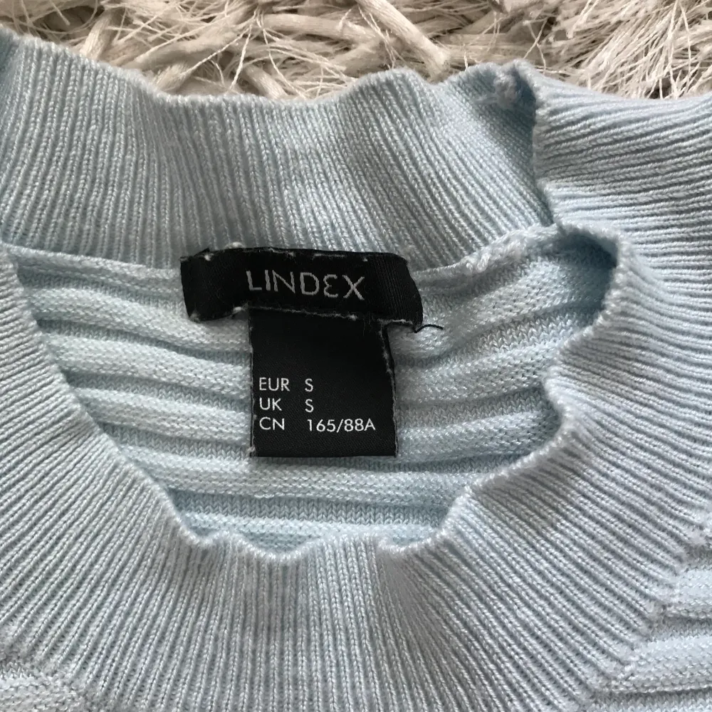 Fin ljusblå stickad tröja från Lindex i storlek S. Stickat.