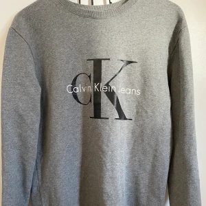 Calvin Klein sweatshirt.  - använd därav priset men fof i bra skick, inga fläckar eller hål. 