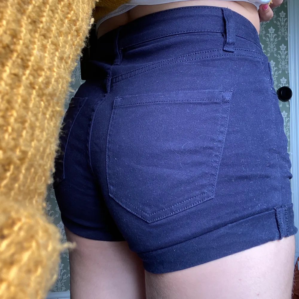 Shorts i marinblå från hm. Aldrig använda och passar mig inte längre, därför säljs dem. 45:- inkl frakt!. Shorts.