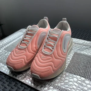 Nike Air Max 720  - Det är nya Nike Air Max köpte i fel storlek, kostar i vanligt mellan 700-1000 kr, väldigt fin rosa färg, är använda en gång. Pris man diskuteras privat