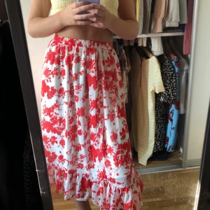 Super fin röd blommig kjol - Super fin röd blommig kjol som går lite längre💞💞säljer då den ALDRGIG kommit till användning då de inte riktigt var min stil🥰🥰