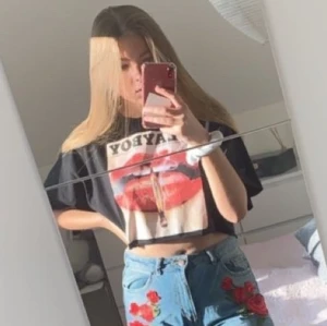 MISSGUIDED X PLAYBOY T-SHIRT - BUDGIVNING AVSLUTAD 💓 Säljer min Playboy tisha från missguided pga att den inte är min stil längre. Den är croppad och sitter bra på mig som vanligtvis har M i tröjor. Köparen står för frakt! 