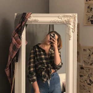 Fin skjorta  - En jättefin skjorta som man kan styla på så himla många olika sätt! Säljer för att jag inte använder den längre. Fick den i present så vet tyvärr inte vilket märke. Den är i storlek 36 men passar allt ifrån 34-40❤️