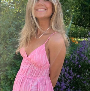 Klänning strl 36 - Jättefin klänning från H&M, helt slutsåld online. Perfekt nu i sommar. Helt oanvänd med prislapp kvar. Storlek 36. Pris: 400kr+frakt (60kr) Högsta bud:605 kr