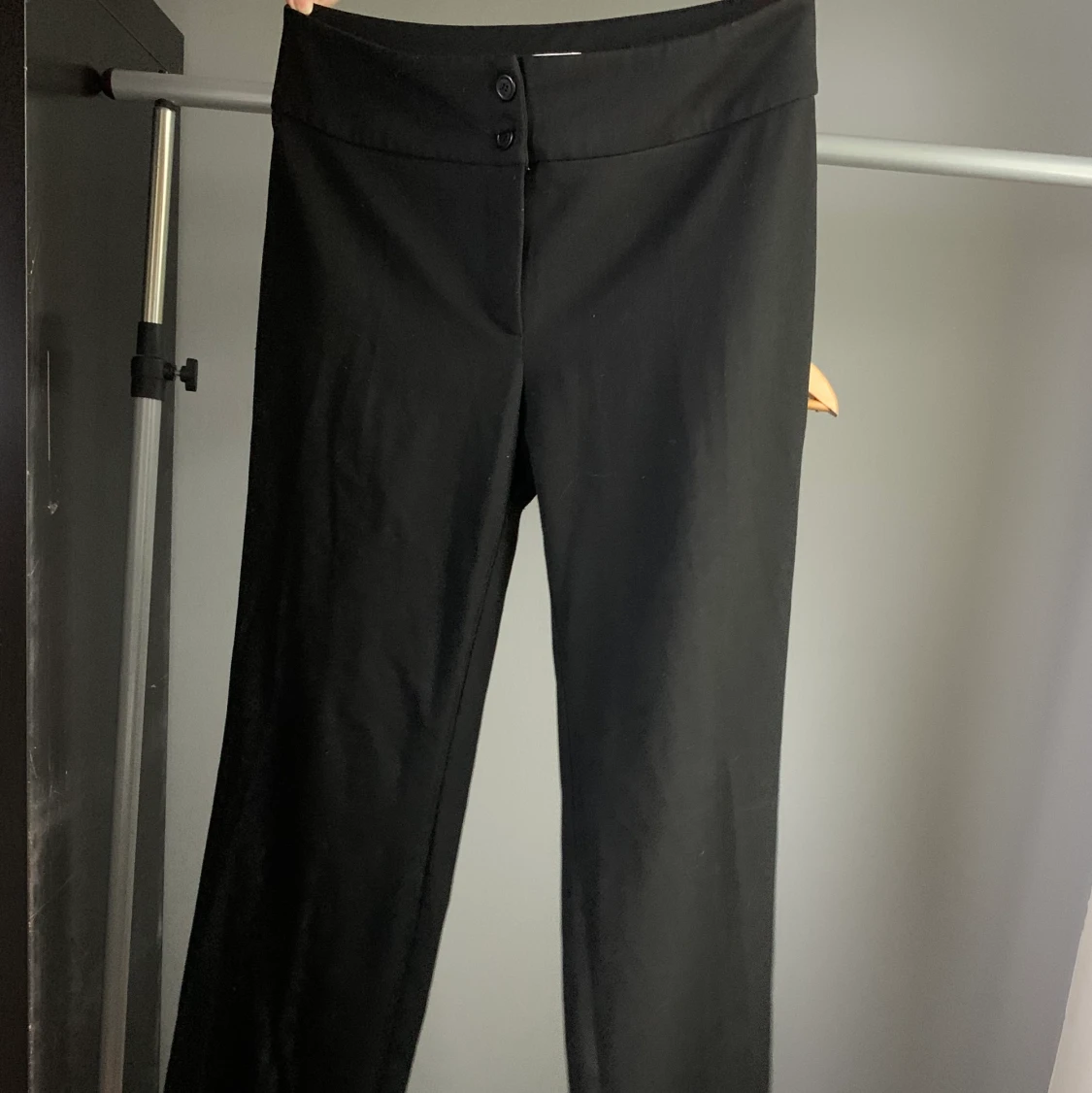 Svarta högmidjade kostymbyxor
