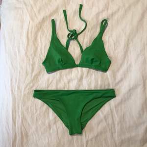 Superfin grön bikiniset från Cos, storlek 34! Använd 1 gång. Köparen står för frakt (63 kronor), kan annars även mötas i Sthlm😊