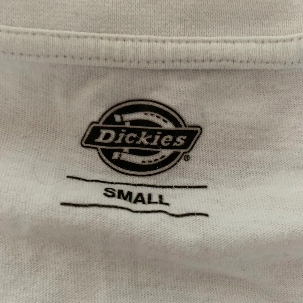 Snygg t-shirt från Dickies. Köptes här på Plick för ett tag sen men har endast använts 2 ggr sen köpet. Frakten står köparen för. Skjortor.