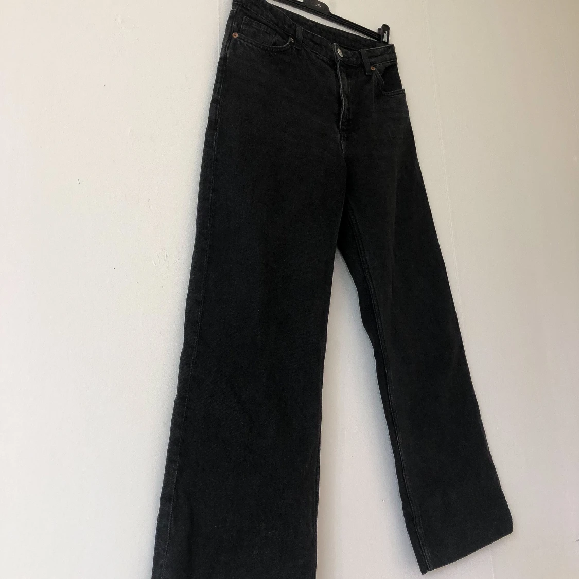 POPULÄR BYXOR FRÅN MONKI YOKO JEANS