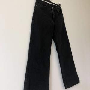 Säljer dessa väldigt fina och sparsamt använda yoko jeans från Monki. Har follat upp dom så det passar någon som är mellan 160-163cm men kan sprätta upp dom om så önskas.  ✨✨Priset är INKLUSIVE frakt!✨✨