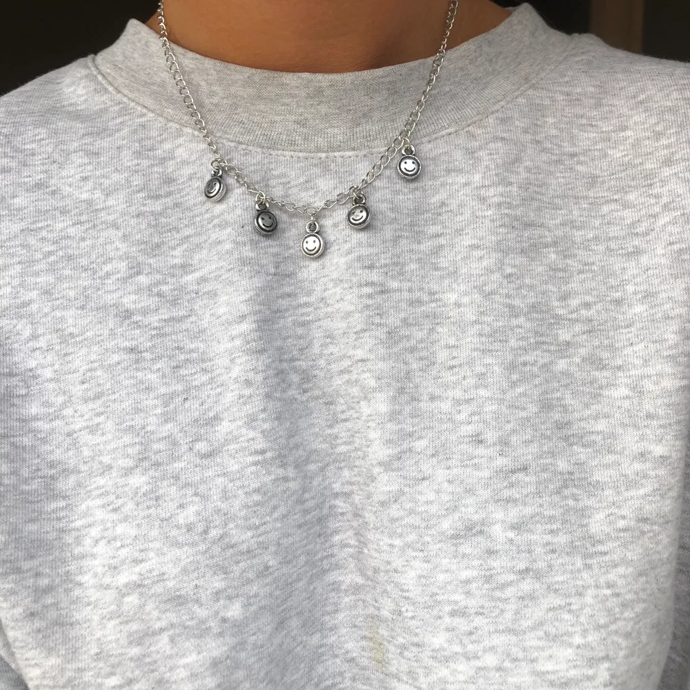 Halsband med berlocker. För 85kr. Följ @alvasellout på instagram för fler smycken 💕. Accessoarer.