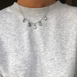 HALSBAND - Halsband med berlocker. För 85kr. Följ @alvasellout på instagram för fler smycken 💕