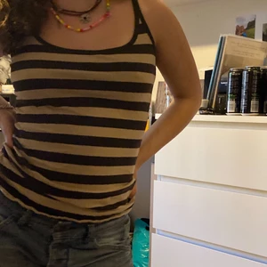 Randigt linne -  Ett Linne med bruna ränder