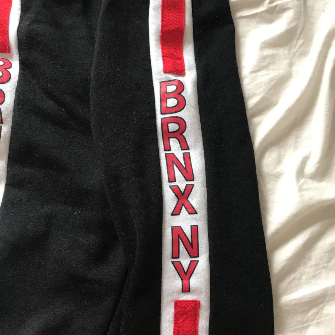 Svarta byxor med rött  - 91