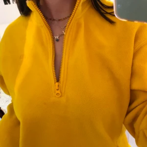 Sip-up tröja  - Skit snygg sip-up tröja! Super bekväm och unik. Använd fåtal gånger. Köparen står för frakten annars möts vi upp på söder 💛